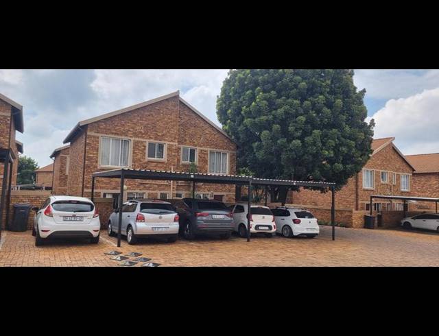 3 BEDROOM TOWNHOUSE FOR SALE IN HEUWELSIG ESTATE